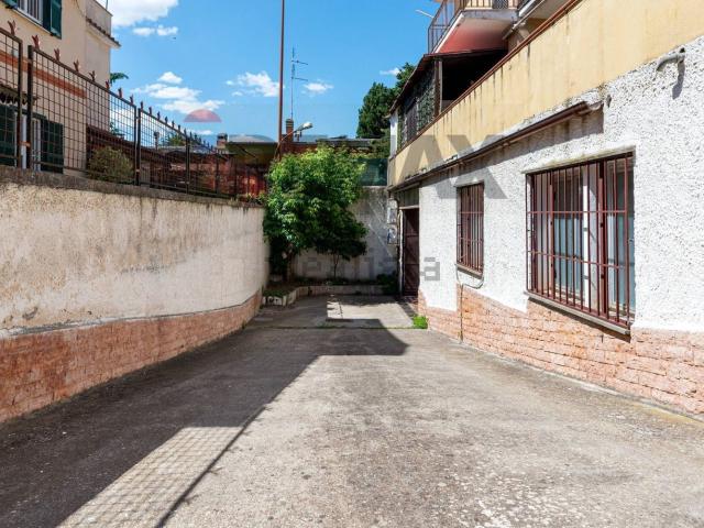 Locale in affitto di 265 m² in Via Lorenzo Nerucci, 38