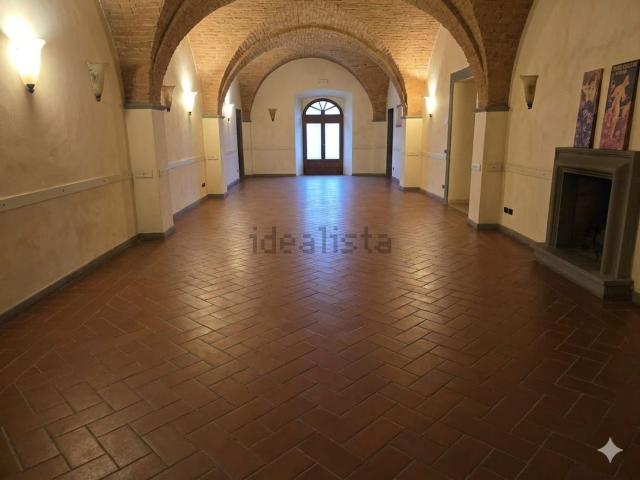 Locale in affitto di 270 m² in Via Aiaccia