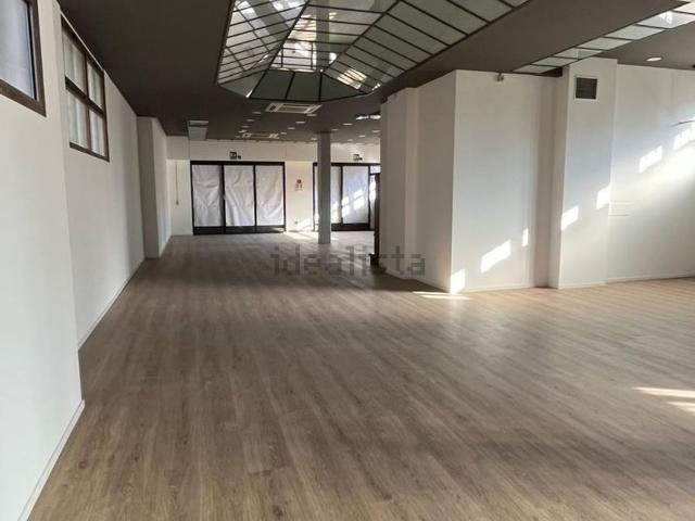 Locale in affitto di 270 m² in Via Emilia