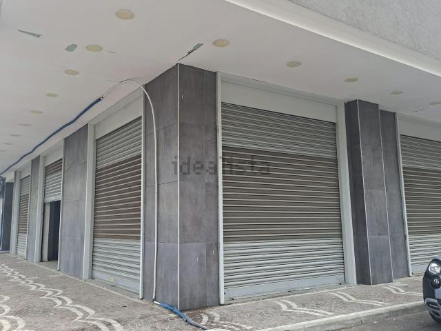 Locale in affitto di 270 m² in Via Lufrano