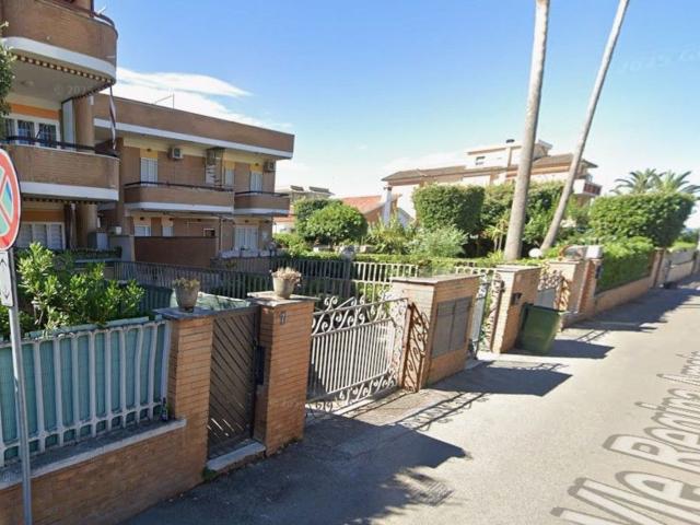 Locale in affitto di 270 m² in Viale Regina Amata, 11