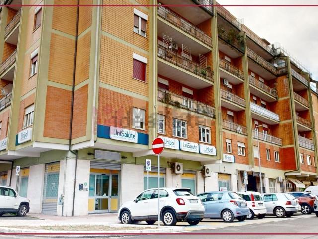 Locale in affitto di 270 m² in Piazza Vittorio Bachelet, 22