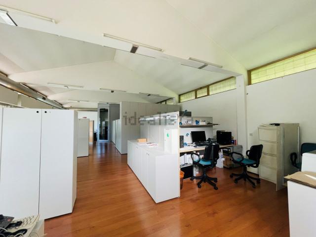 Locale in affitto di 272 m² in Via Giuseppe Marchetti