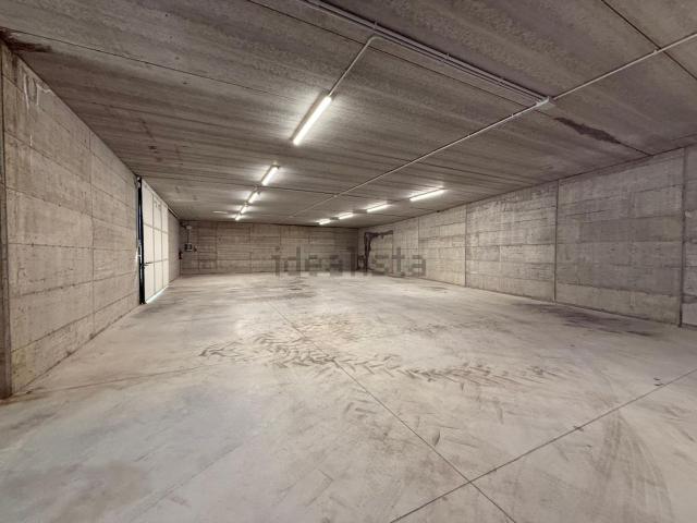 Locale in affitto di 273 m² in Via Giuseppe Airenti