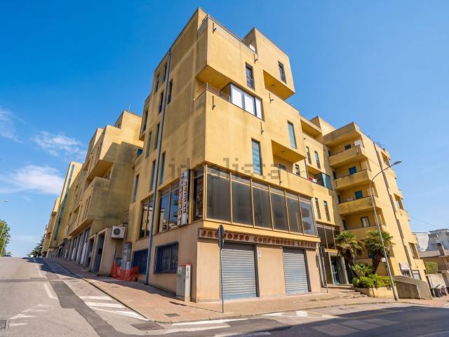 Locale in affitto di 275 m² in Via Giovanni Bovio