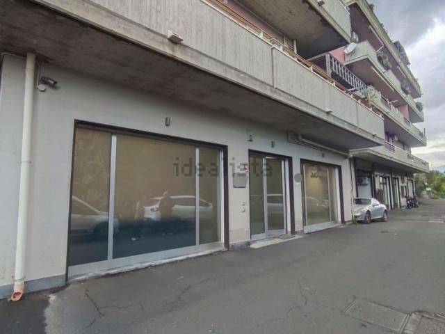 Locale in affitto di 280 m² in Via Caduti del Lavoro, 46