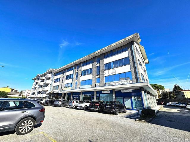 Locale in affitto di 280 m² in Via Luigi Carozzani, 10