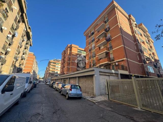 Locale in affitto di 280 m² in Via Pieve Fosciana, 99