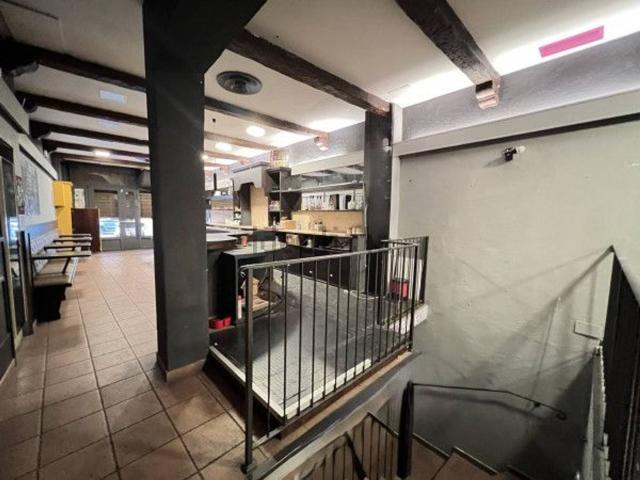 Locale in affitto di 280 m² in Via Zamboni, 74