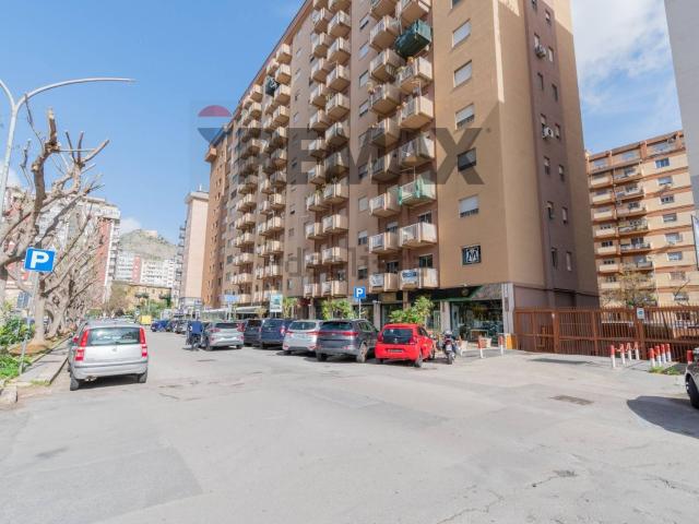 Locale in affitto di 280 m² in Viale Emilia, 53
