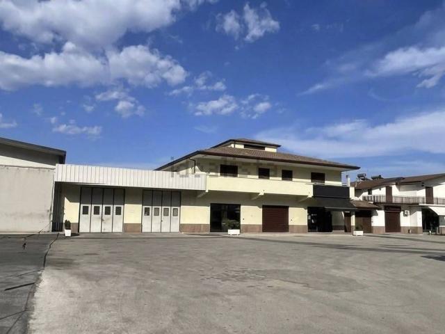 Locale in affitto di 280 m² in Contrada Madonna del Piano, 46