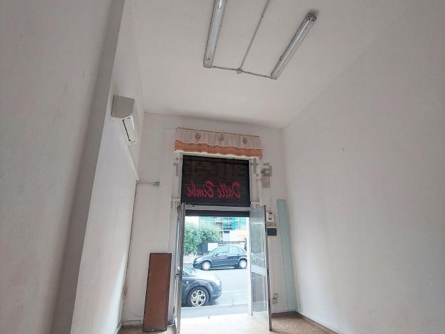 Locale in affitto di 28 m² in Via Ugo Foscolo
