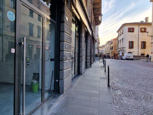 Locale in affitto di 28 m² in Via Roma, 118