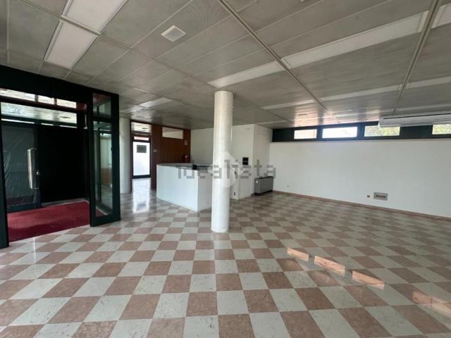 Locale in affitto di 290 m² in Via Cristoforo Colombo, 7