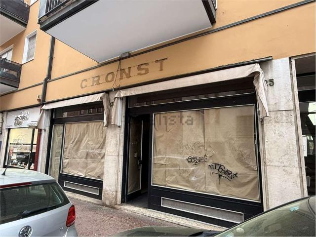 Locale in affitto di 290 m² in Via Galileo Galilei