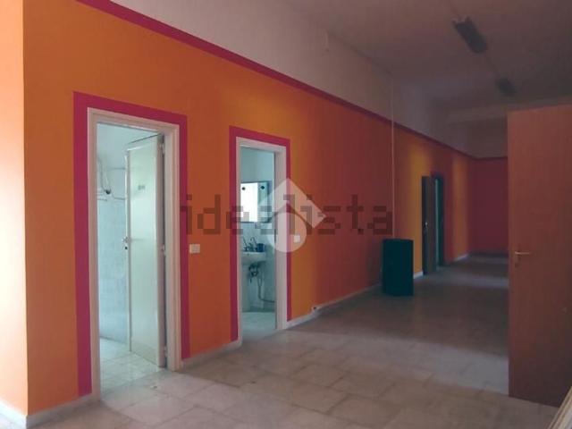 Locale in affitto di 290 m² in Via Starzalunga, 19