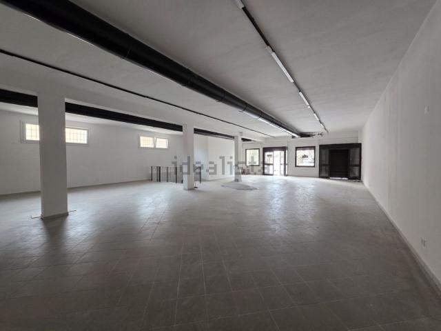 Locale in affitto di 290 m² in Via Rovereto