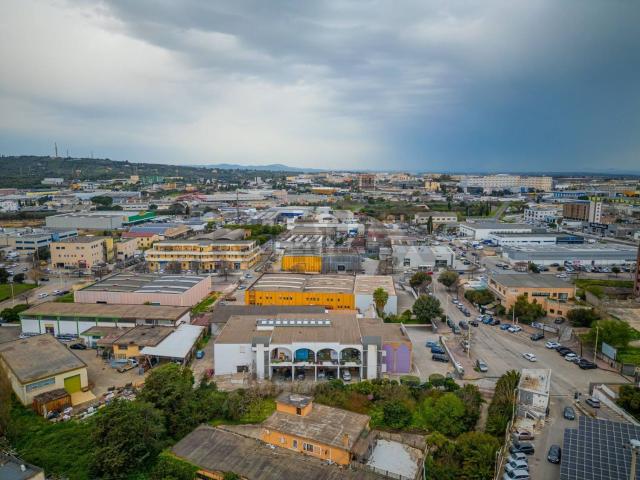 Locale in affitto di 292 m² in Via Predda Niedda
