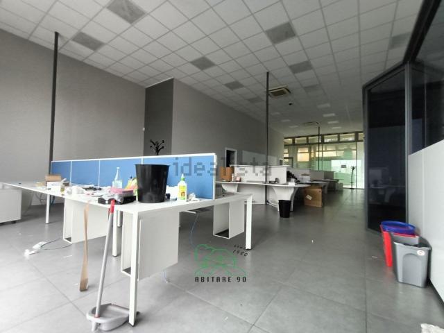 Locale in affitto di 295 m² in Via Luigi Einaudi, 114