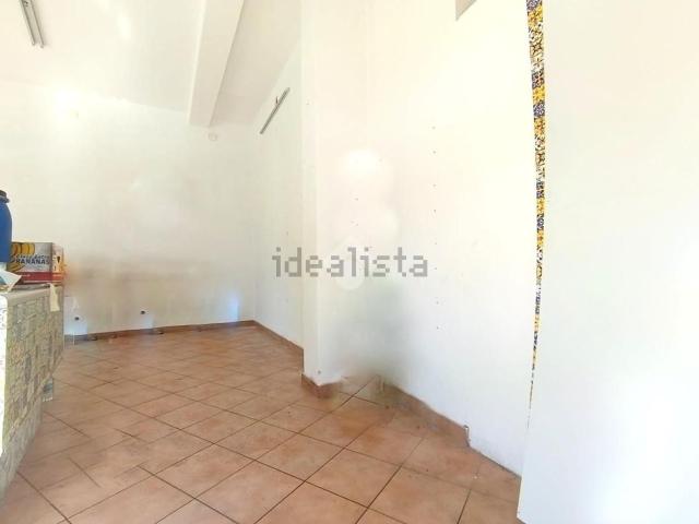 Locale in affitto di 33 m² in Via Imperatore Federico, 43