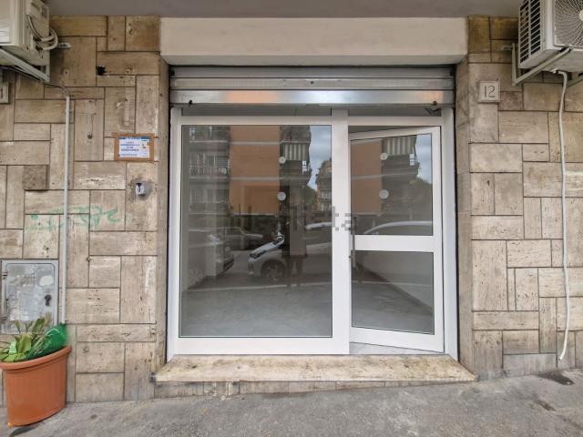 Locale in affitto di 33 m² in Via Ludovico di Breme, 12