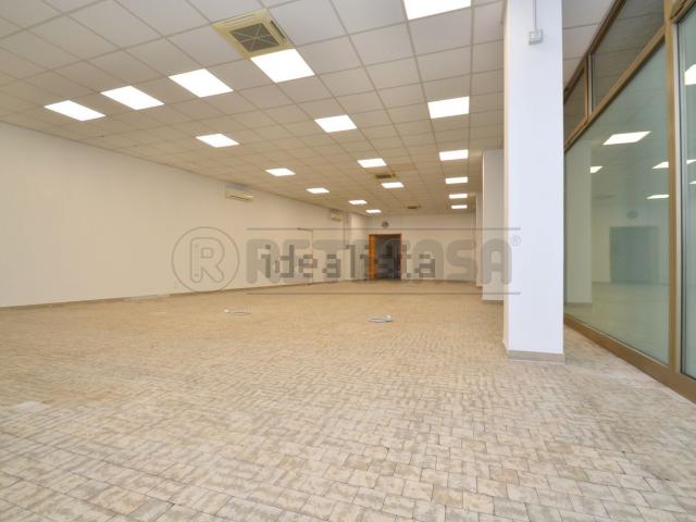 Locale in affitto di 300 m²