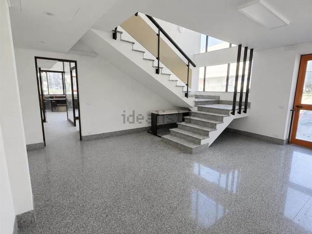 Locale in affitto di 300 m²