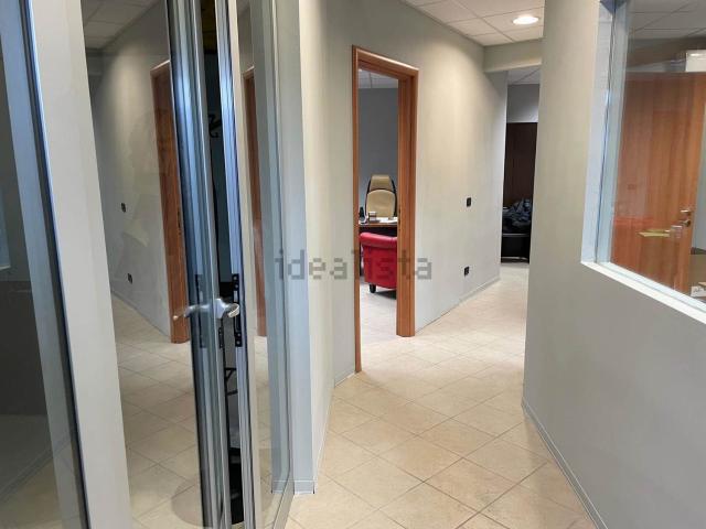 Locale in affitto di 300 m²