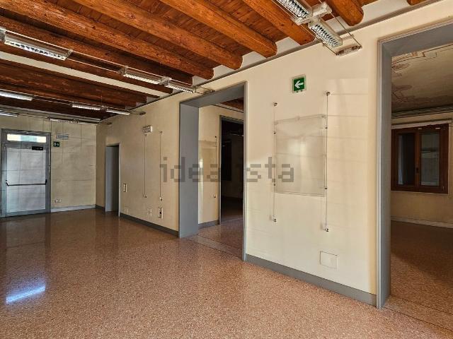 Locale in affitto di 300 m²