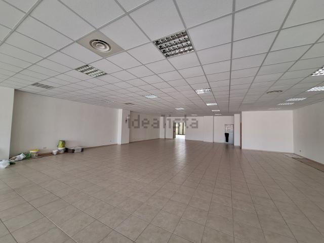 Locale in affitto di 300 m² in Via Colle delle Api