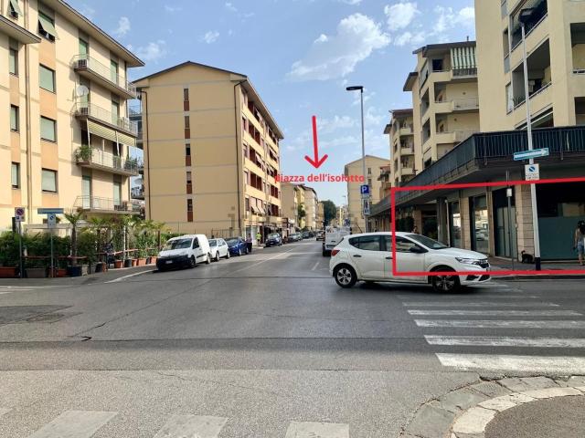 Locale in affitto di 300 m² in Via Adriano Cecioni