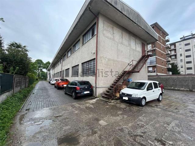 Locale in affitto di 300 m² in Via Alba, 11