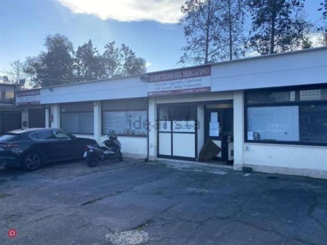 Locale in affitto di 300 m² in Via Appia Nuova