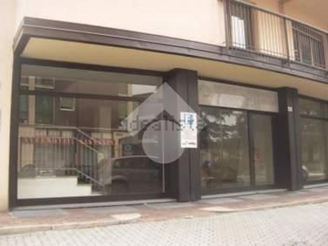 Locale in affitto di 300 m² in Via Arconate, 49