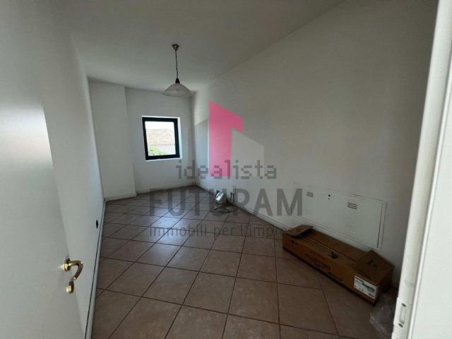 Locale in affitto di 300 m² in Via G. Puccini, 3