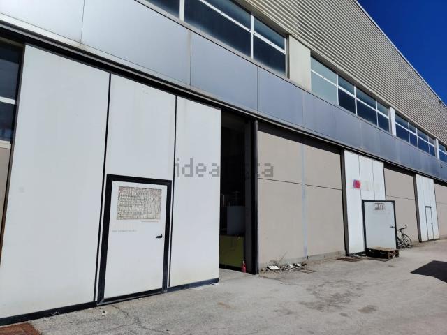 Locale in affitto di 300 m² in Via Giuseppe Verrotti