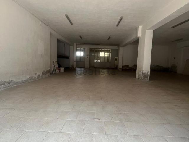 Locale in affitto di 300 m² in Via Enotrio Pugliese