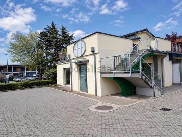 Locale in affitto di 300 m² in Via Flaminia Sud
