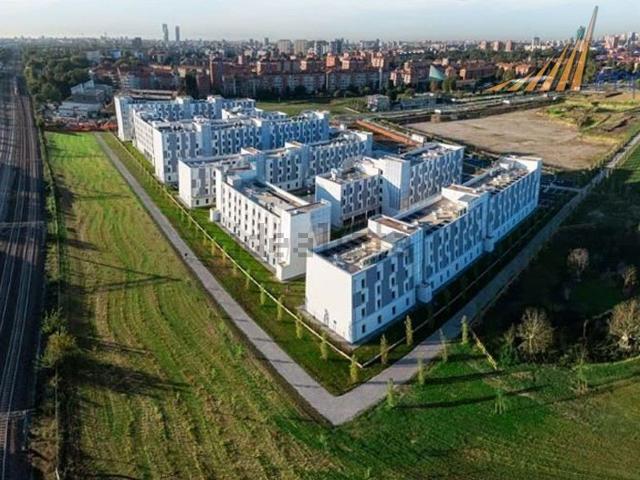 Locale in affitto di 300 m² in Via Longarone, 18