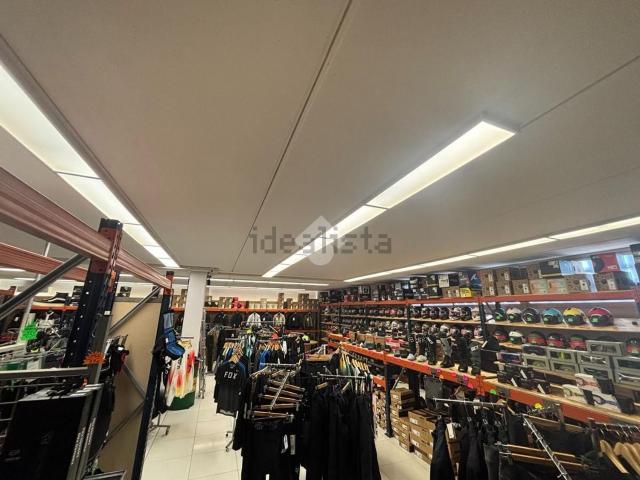 Locale in affitto di 300 m² in Via Montello, 3