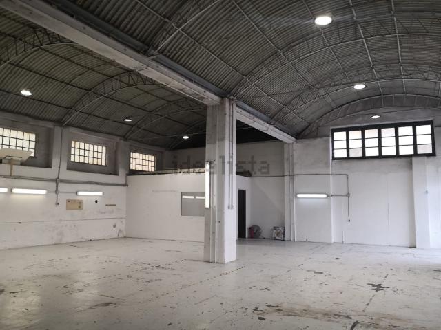 Locale in affitto di 300 m² in Via Mesula, 12