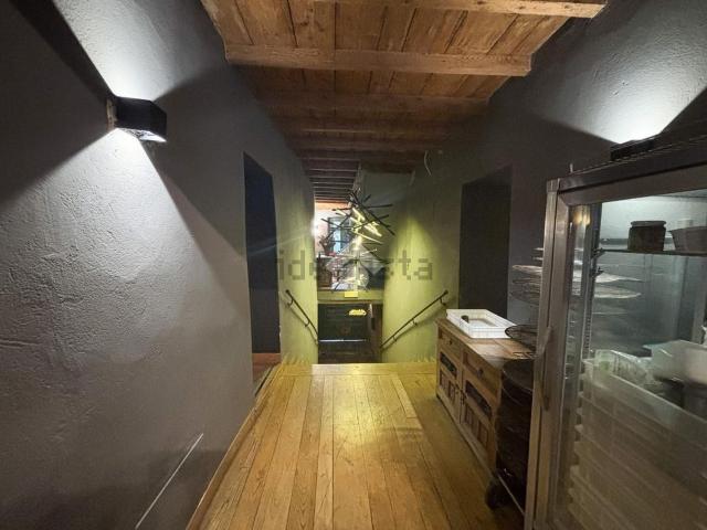 Locale in affitto di 300 m² in Via Scarenna, 9