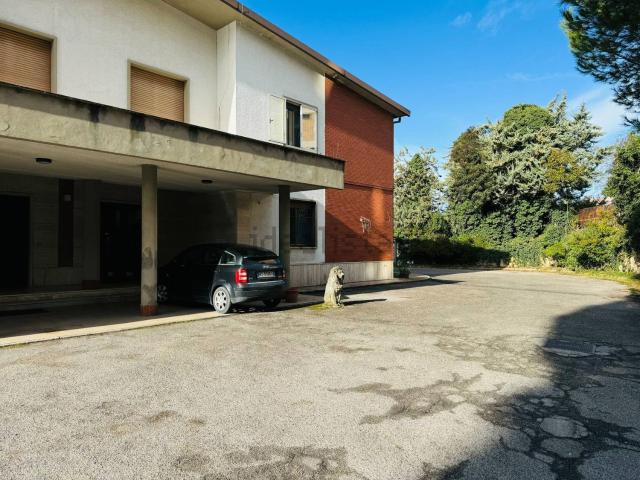 Locale in affitto di 300 m² in Via Russo Maddalena