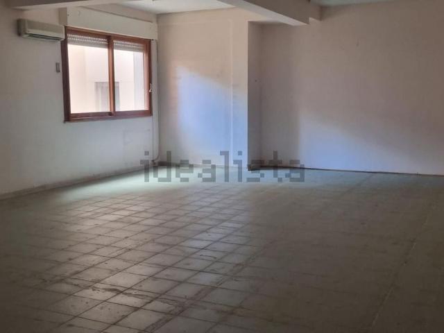 Locale in affitto di 300 m² in Via V. Narici, 20