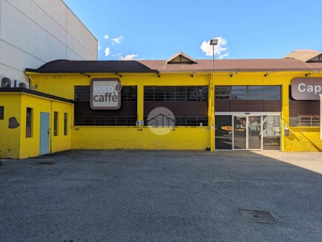 Locale in affitto di 300 m² in Via XXV Aprile, 152