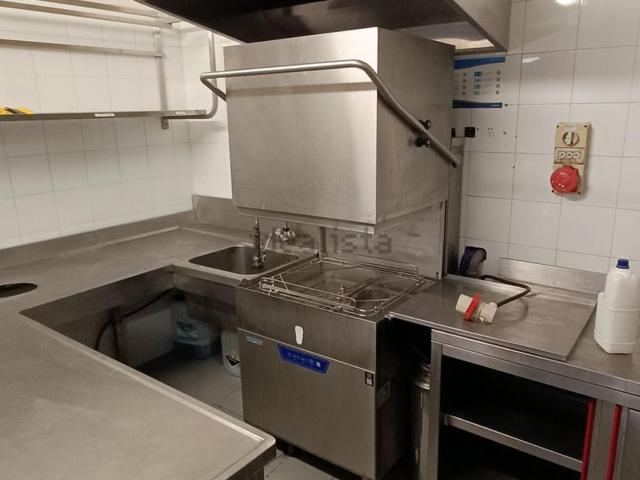 Locale in affitto di 300 m² in Viale Amerigo Vespucci