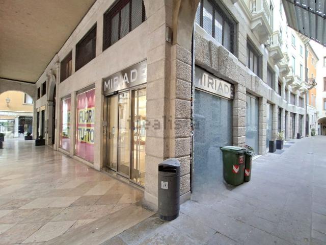 Locale in affitto di 300 m² in Corso Andrea Palladio