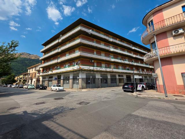 Locale in affitto di 300 m² in Corso Francesco Amatuzio