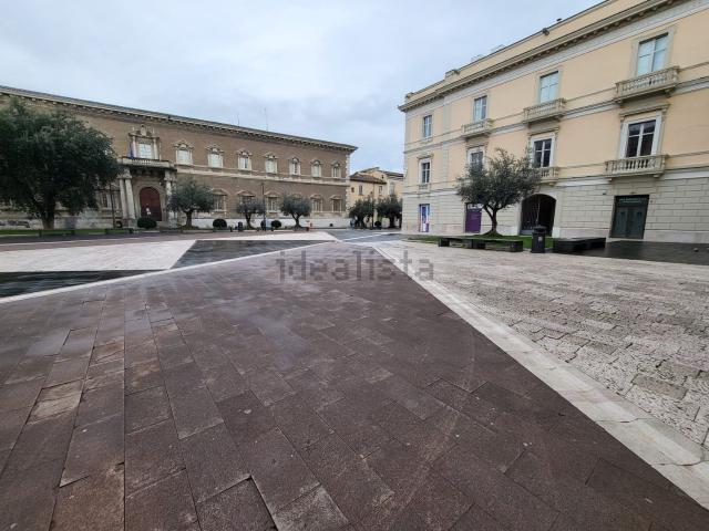 Locale in affitto di 300 m² in Piazza Roma