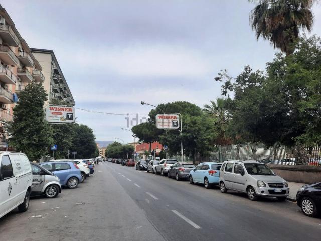 Locale in affitto di 301 m² in Via Ernesto Tricomi, 4